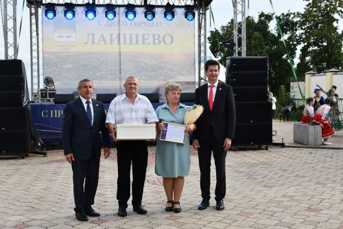 На Дне города наградили семейные пары, супружеский стаж которых 50 и более лет