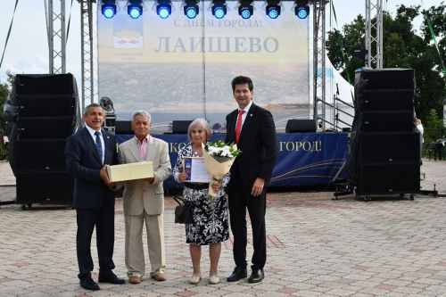 На Дне города наградили семейные пары, супружеский стаж которых 50 и более лет