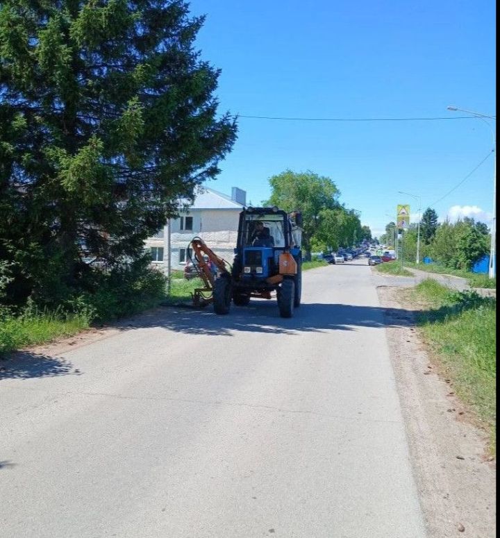 «Экогород» на страже порядка: в Лаишеве продолжаются работы по кошению травы