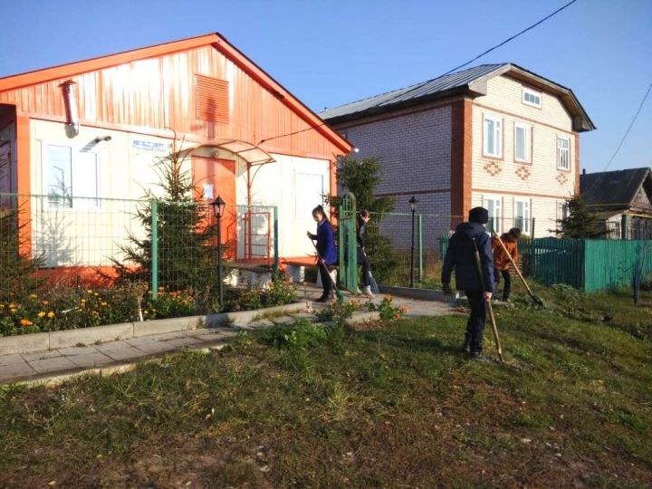 Ташкирменские волонтеры наводят порядок в селе