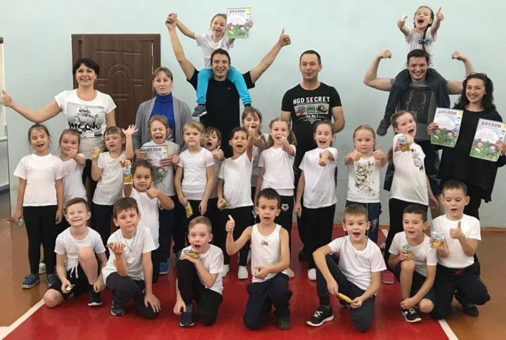 Лаишевские первоклассники начали каникулы с «Веселых стартов»