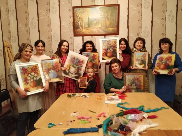 Рукодельницы Лаишевского района учатся делать картины из шерсти