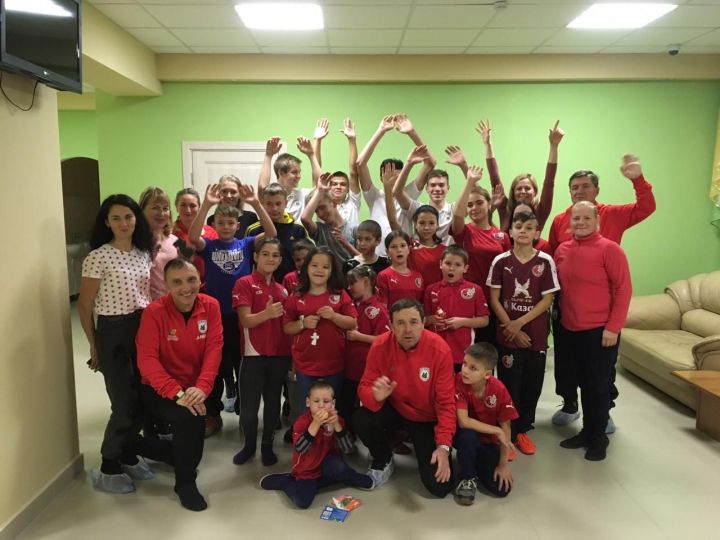 Футболисты побывали в гостях у воспитанников Лаишевского детского дома