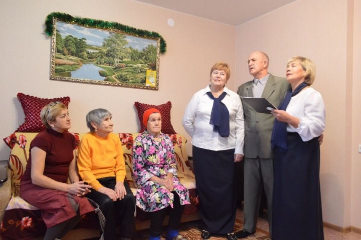 Лаишевских мам и бабушек поздравляют с праздником