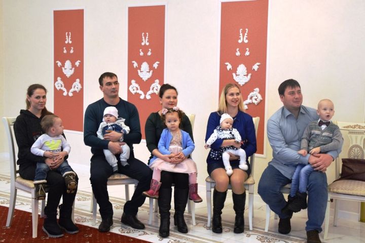 Около полумиллиона рублей получили три молодых семьи Лаишева