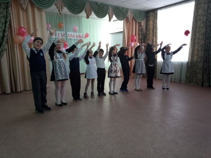 Школьники Лаишевского района продолжают поздравлять своих мам