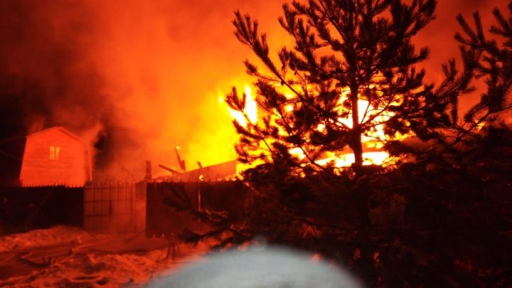 В Лаишевском районе огонь уничтожил садовый дом, баню и гараж