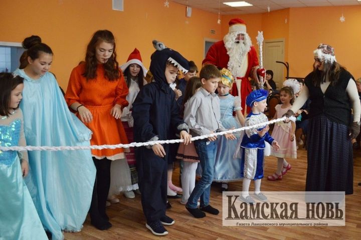 В Лаишевский детский дом пришли Дед Мороз и Снегурочка