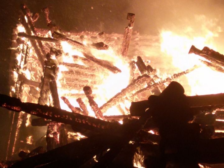 Баню и сарай уничтожил пожар в Лаишевском районе