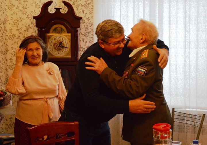 Глава Лаишевского района поздравил Бориса Кузнецова с Днем Героев Отечества