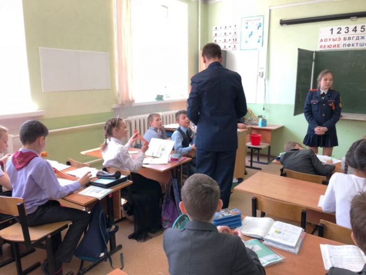В Лаишевском районе кадеты раздают младшим товарищам георгиевские ленточки