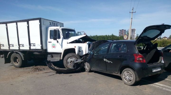 В Лаишевском районе грузовик столкнулся с легковым автомобилем