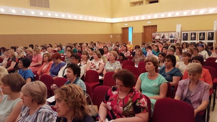 В эти минуты в Лаишево проходит секционное заседание августовского совещания работников образования Татарстана