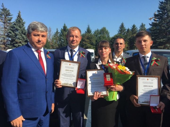 Рустам Минниханов вручил ключи от автомобилей главам трех сельских поселений Лаишевского района