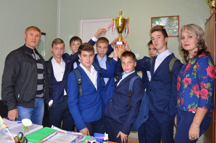Переходящий Кубок среди школьников района отдела образования Лаишевского района вручен новым хозяевам