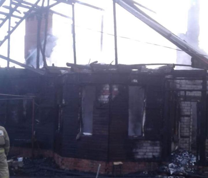 В Лаишевском районе огонь уничтожил жилой дом