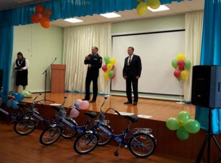 В День города детям Лаишевской гимназии подарили велосипеды