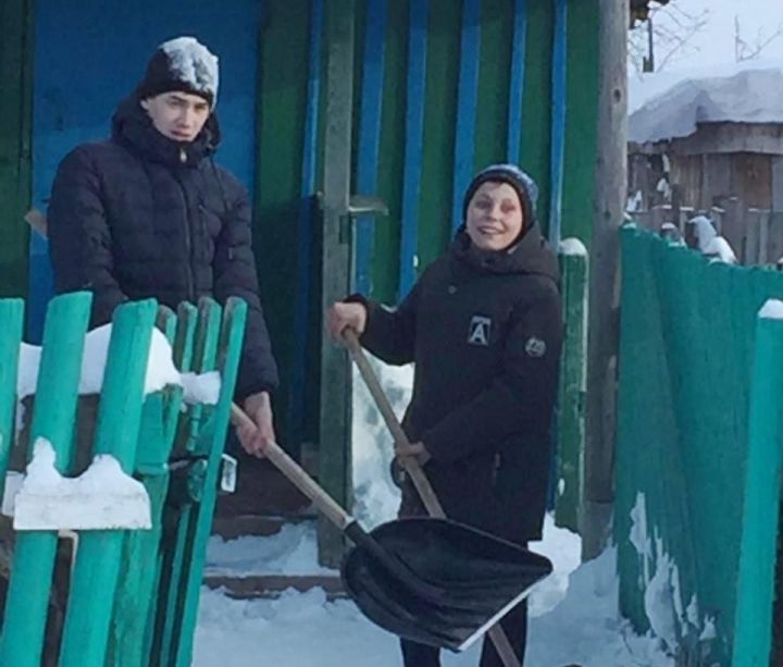 Ташкирменские школьники помогают сельским пенсионерам