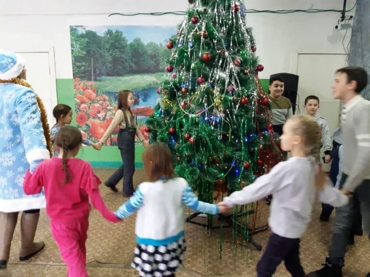Малыши  и взрослые повеселились на «Воробьиной дискотеке с Дедом Морозом»
