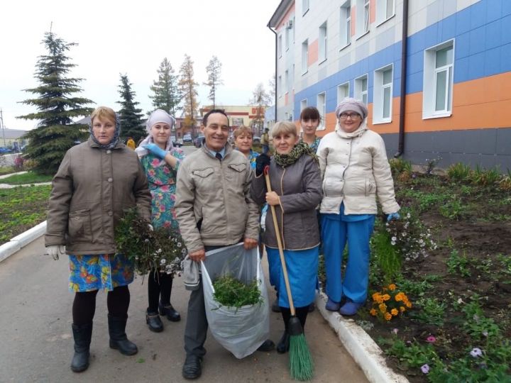 Сотрудники лаишевских организаций участвуют в уборке улиц родного города