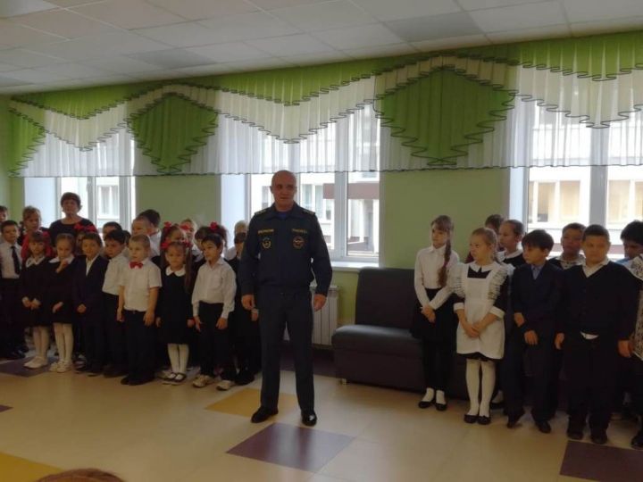 В Лаишевской СОШ №2 с детьми встретились сотрудники ОГИБДД и ГИМС