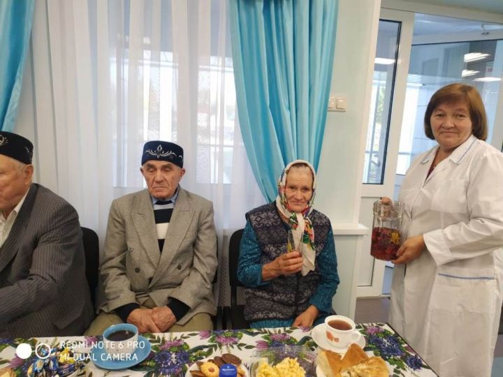 В Атабаево пожилых сельчан пригласили в фито-бар