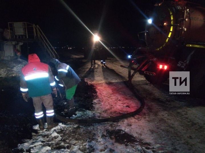 В Татарстане прорвало нефтепровод, на месте ведутся работы