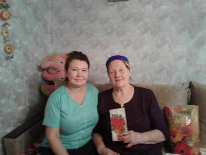 Социальные работники Лаишевского района поздравляют своих подопечных с Днем рождения