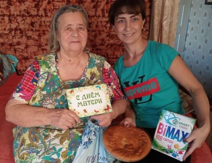 Социальные работники Лаишевского района поздравили своих подопечных с днем матери