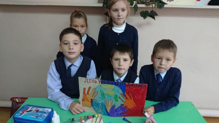 Учащиеся Лаишевского района сделали плакат «Вместе мы – Россия»