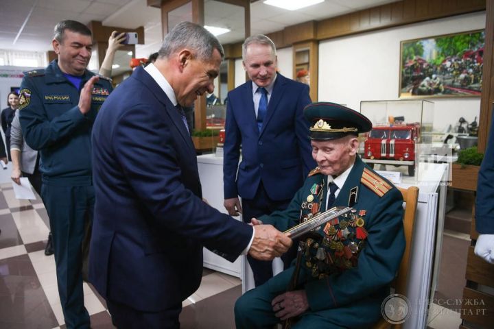 Ветерану пожарной охраны - 100-летнему фронтовику вручил благодарность Президент Татарстана
