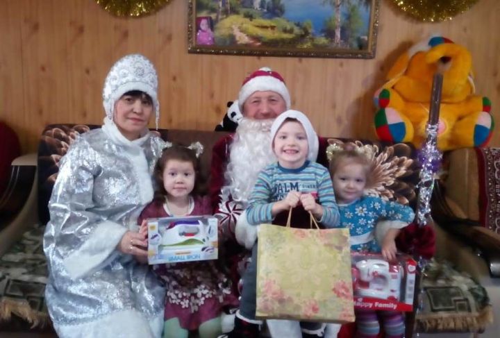 В Тат. Янтыке Дед Мороз со Снегурочкой в гости к детям приезжали