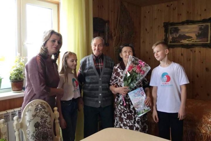 Лаишевская СОШ №2 поздравила жену Героя с днем рождения