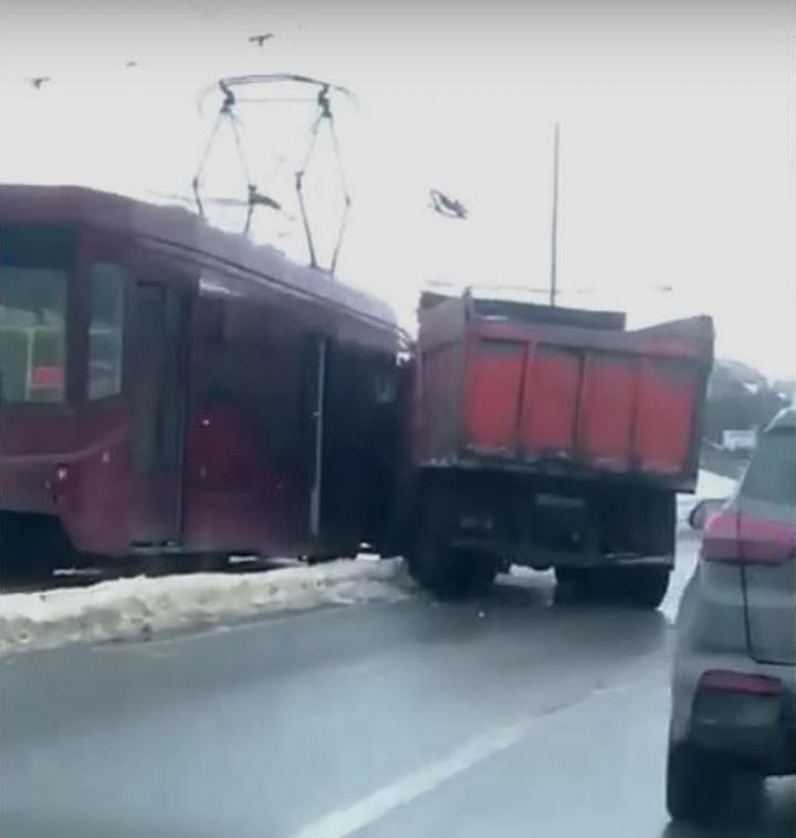 Сегодня, 17.02.2019 г., в Казани столкнулись трамвай и «Камаз»