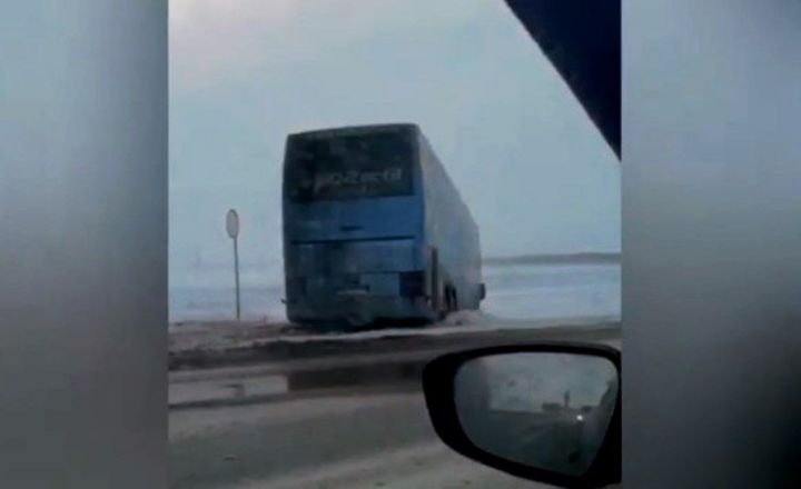 Недалеко от поселка Алексеевское автобус вылетел в кювет