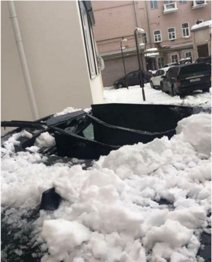 Упавшая с крыши ледяная глыба едва не убила водителя авто