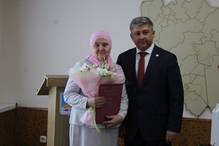 Председатель координационного совета по работе с общественными организациями Илгизя Тимиршина отмечает день рождения