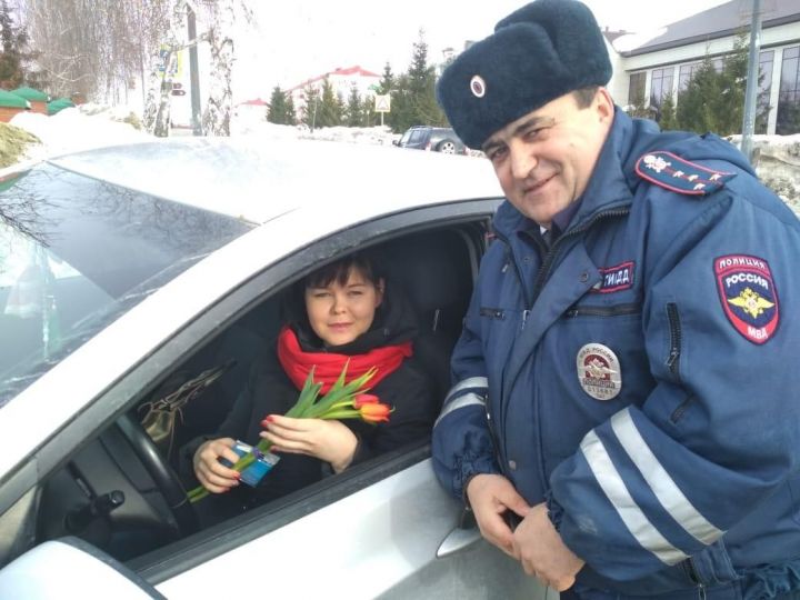 Сотрудники ГИБДД Лаишевского района вручили автоледи цветы в честь 8 Марта