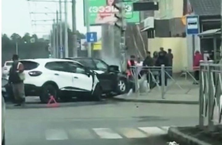 В Казани сняли на видео, как после столкновения два внедорожника вылетели на тротуар