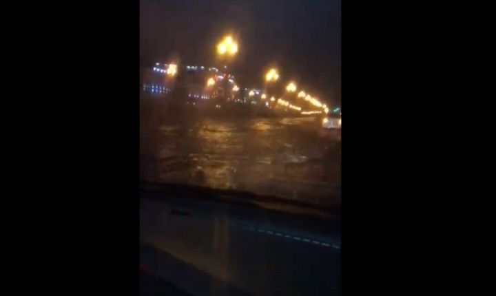 Очевидцы сняли на видео затопленные дождем улицы Казани
