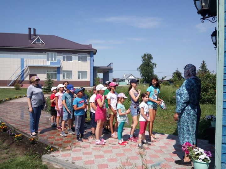Для школьников Лаишевского района провели экскурсию по церкви и мечети