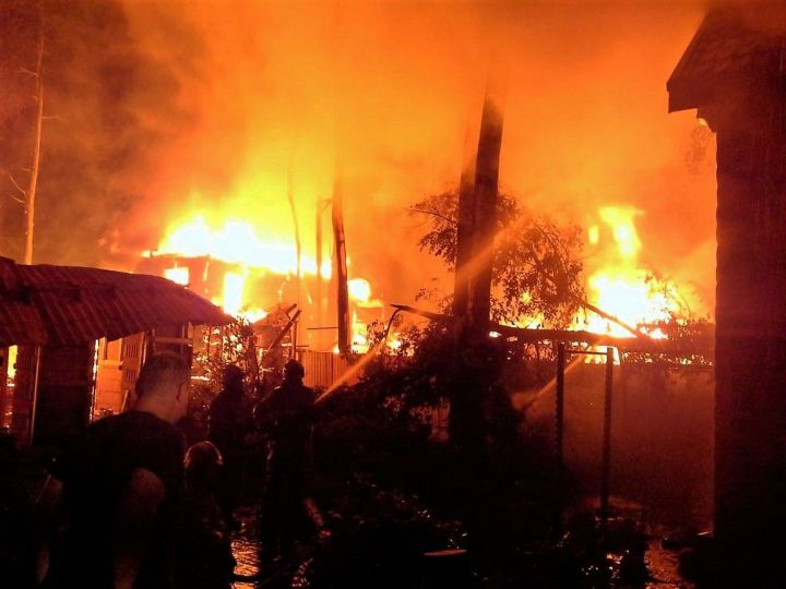 Пожар в Лаишевском районе уничтожил пять домов и баню