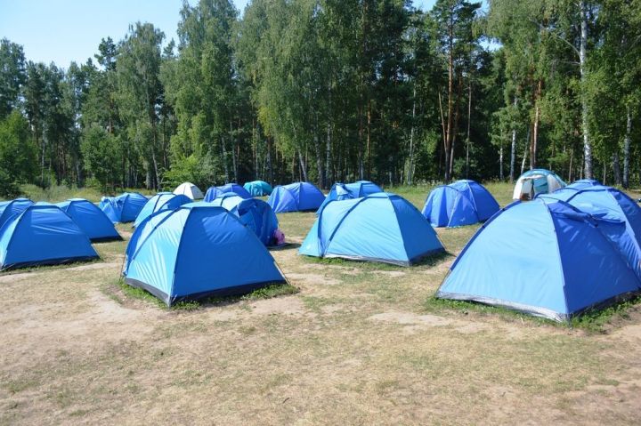 Девчонки из палаточного лагеря обошли мальчишек в меткости