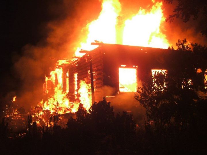 В Лаишевском районе люди чудом выбрались из горящего дома.