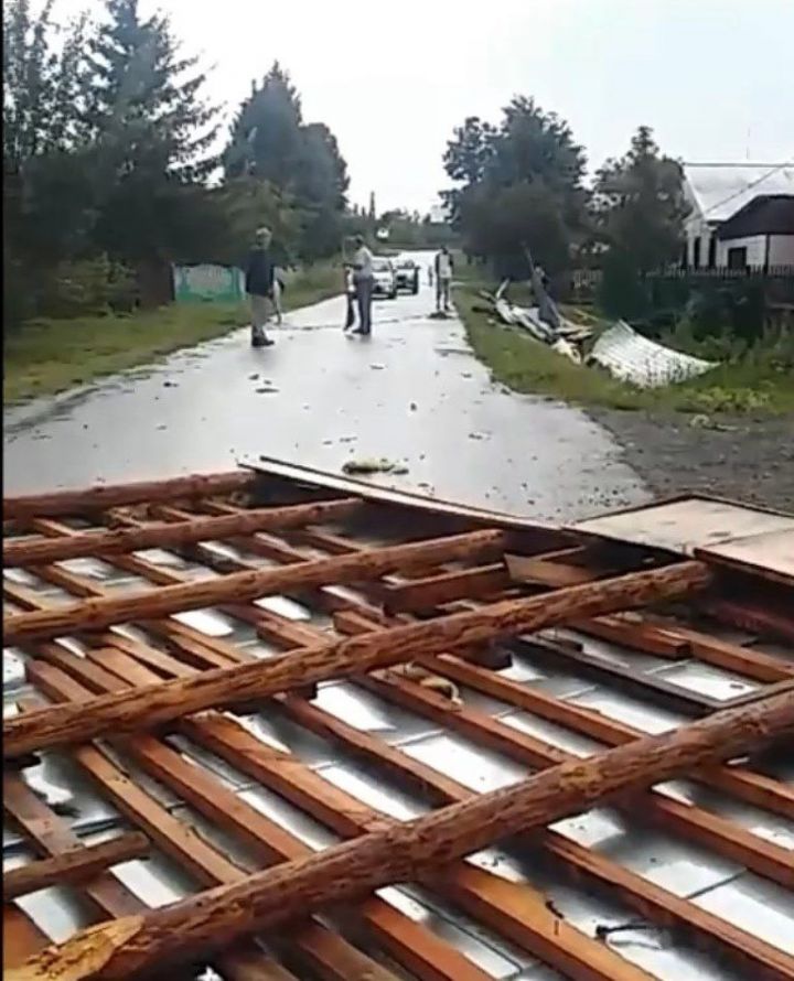 В Лаишеве снесло крышу ураганом - 27.07.2019 г.