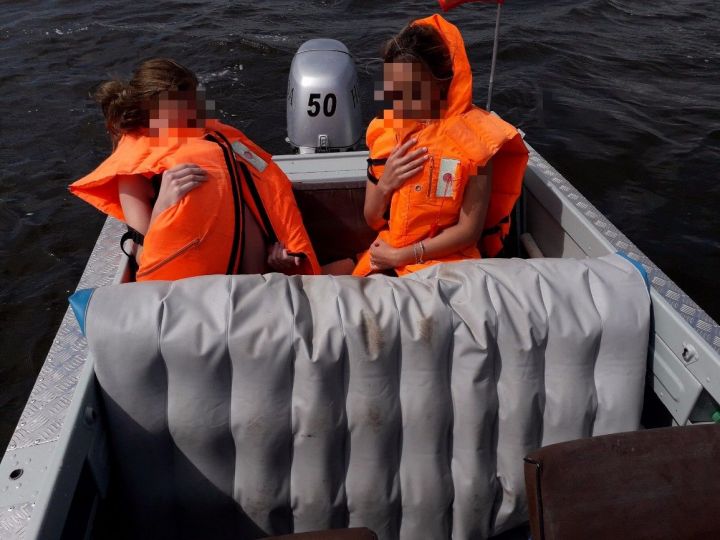 В Лаишевском районе спасли девушек, которых унесло от берега на надувном матрасе