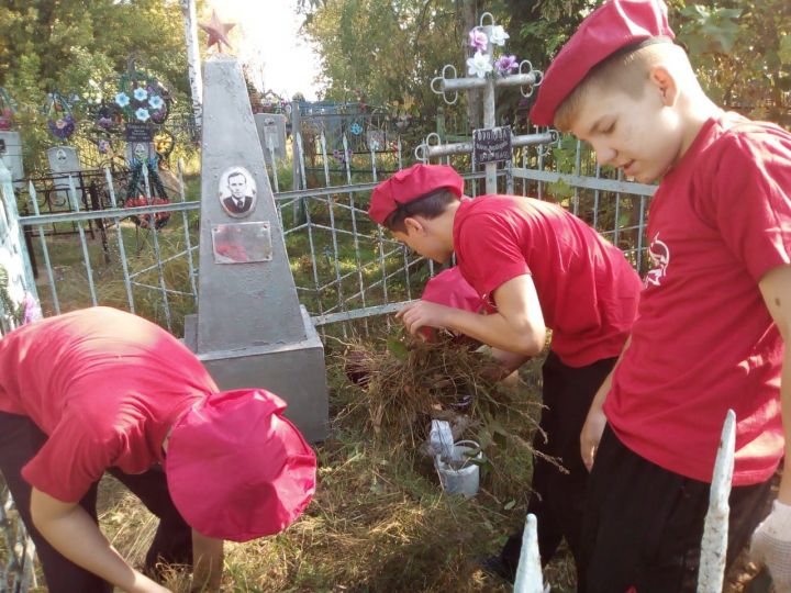 Активисты Лаишевского района ухаживают за памятниками ветеранам