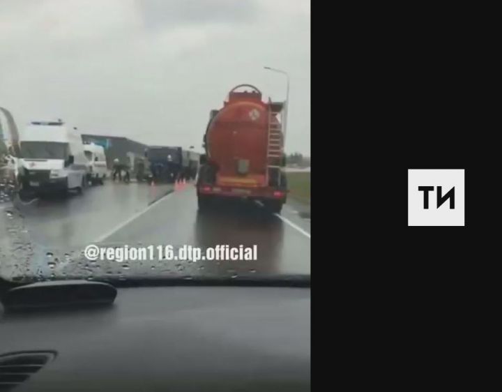 Мужчина и ребенок погибли в результате столкновения грузовика и «Лады» на трассе Казань – Оренбург