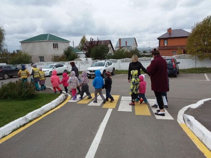 Усадские дети учатся переходить дорогу