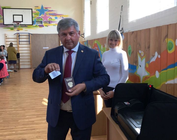 Глава Лаишевского района проголосовал в первых рядах